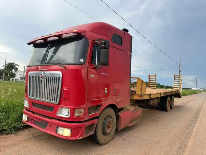 Caminhão prancha + máquina escavadeira
