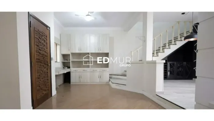 SOBRADO para EM BREVE com 253m² no bairro Jardim Santo Antônio com 3 quartos e 8 vagas. Sa