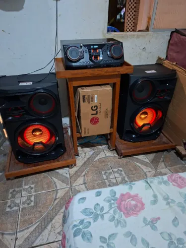 Vende se um aparelho de som da marca lg modelo cl98. Valor 3.400 novo com nota fiscal