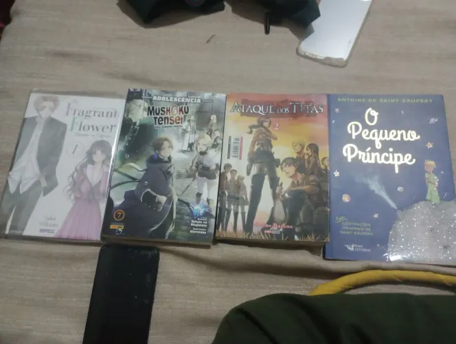 Estou vendendo meus livros pra consertar meu telefone, me ajudem por favor.