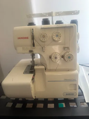 Vendo duas máquinas de costura uma Overloque e Galoneira