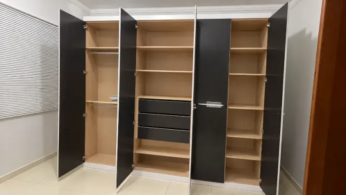 Guarda Roupa de Casal e Messa de computador