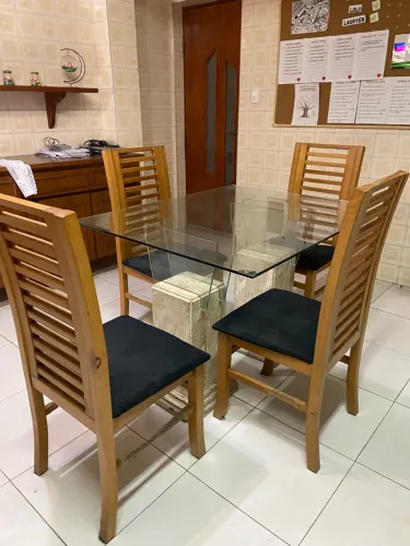 Mesa de vidro com 4 cadeiras