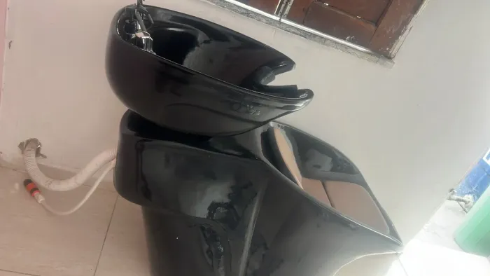 Vende-se ferramenta para salão : carrinho auxiliar, lavatório , cadeira e espelho