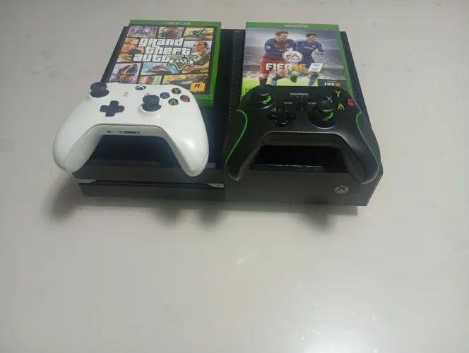 Xbox one 500GB + Gta V + FIFA 16 + 2 controles + cabos e fonte! Console só ligar e jogar!!