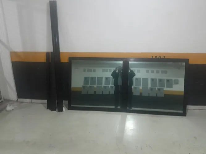 Vendo uma linda janela de alumínio preto, medida,2.07de cumprimento, por1.15de altura, 400