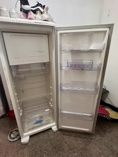 GELADEIRA - 274L - Resfria, congelador com defeito