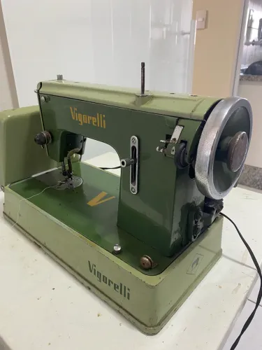 Máquina de costura VIGORELLI ( relíquia verdinha)
