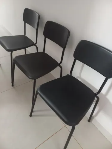 Três cadeiras, pretas iguais