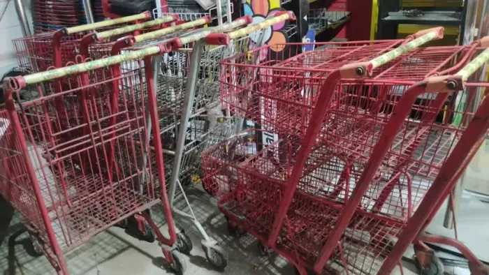 Carrinho de supermercado. Valor: 200,00 reais cada.