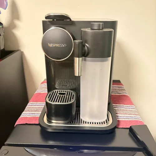 Máquina Nespresso Granlatissima Preto