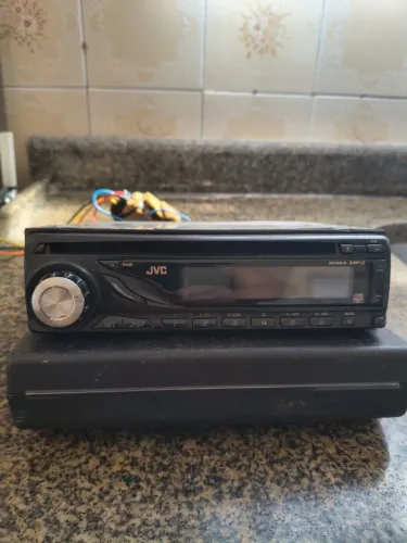 CD Player e Rádio FM/AM automotivo JVC.