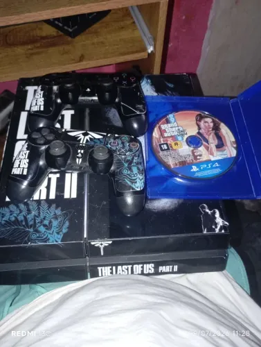 Vendo um PS4 FAT COM DOIS CONTROLES, E DE BRINDE UM JOGO,GTA V