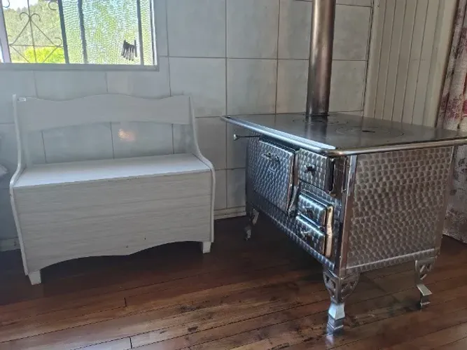 Fogão a lenha Guindani aço inox decorado e caixa para lenha