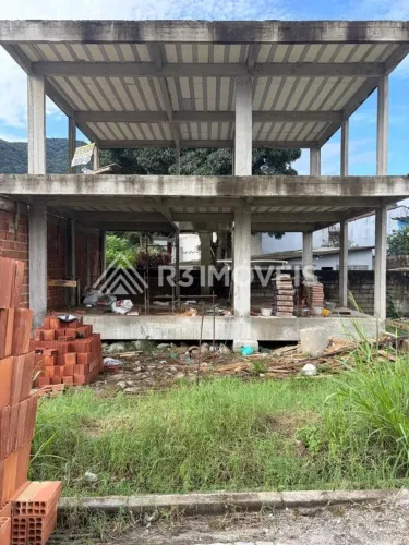 Terreno com construção iniciada