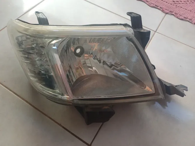 Vendo farol usado original hilux srv/sr 2015