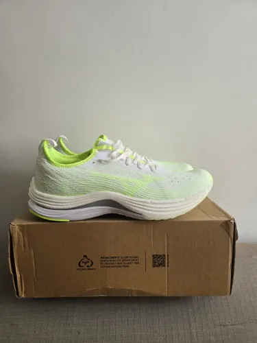 Tenis Mizuno com placa de carbono