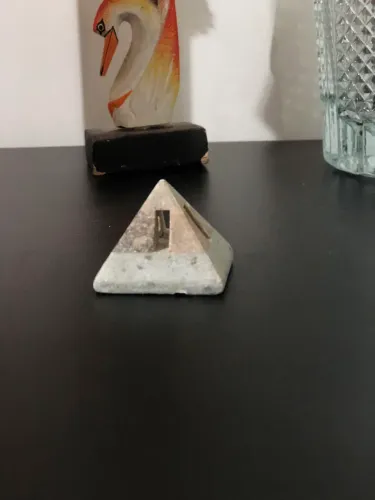 Item decorativo, a pirâmide de cristal de quartzo.  