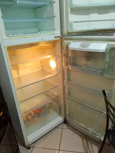VENDO GELADEIRA CONTINENTAL 400 LITROS COM DETALHES DE USO E AMARELADA POR DENTRO .