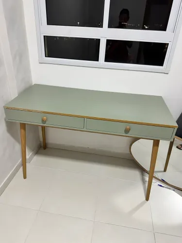 Penteadeira/escrivaninha usada