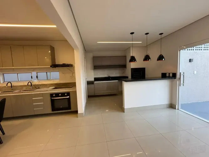 Sobrado 4 Suítes no Altos do Jardim Itália | 220m² | Quintal | Energia Solar