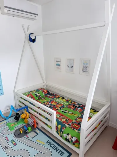 Cama montessoriana, de MDF, solteiro, usada.