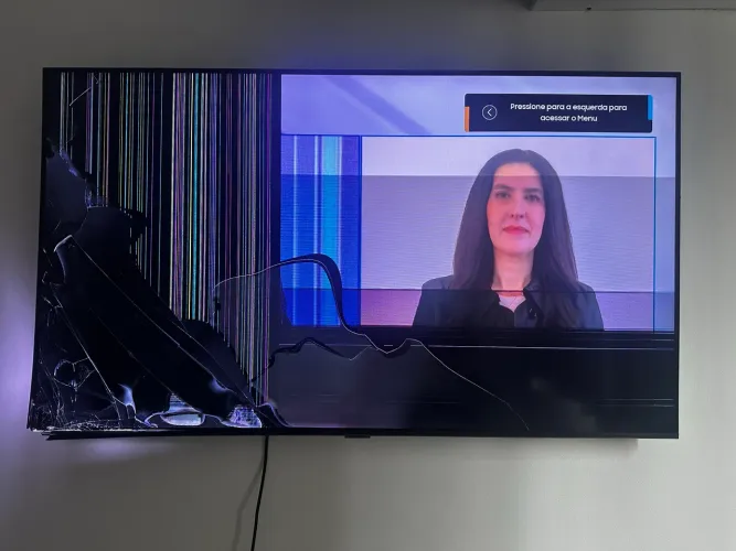Tv Samsung Crystal UN50AU7700G tela quebarada