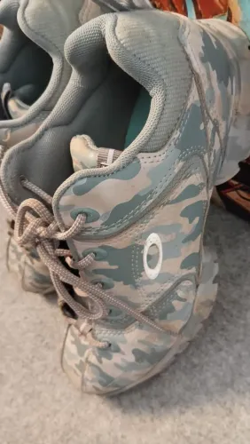 Vendo um par de tênis da ocley camuflado 400 reais,usado uma ves