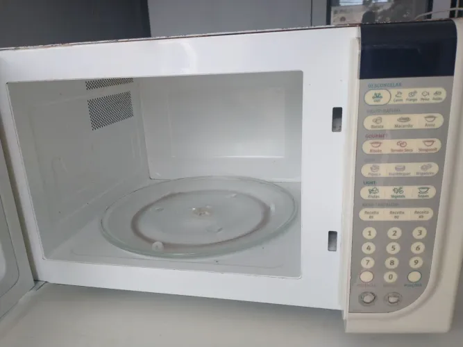 Microondas funcionando 180,00