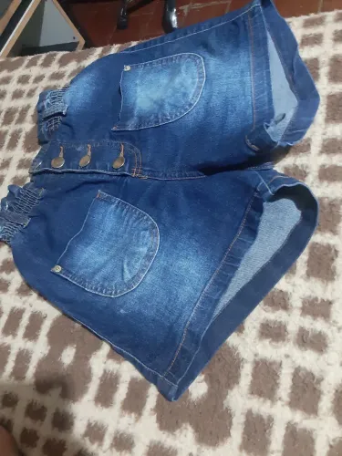 Shorts jeans azul escuro quatro botões cintura alta