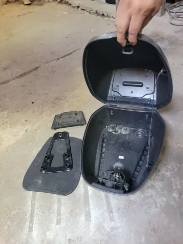 Baú traseiro para moto cinza com acessórios (usado) R$60,00