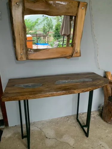 Mesa estilo industrial e espelho na moldura rústica 