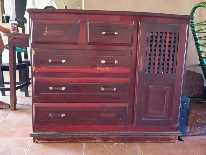 Vende se comuda de madeira