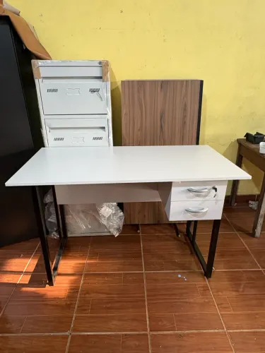 Mesa reta c gaveta
