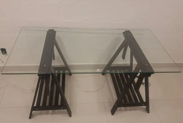 Mesa cavalete com regulagem e tampo de vidro