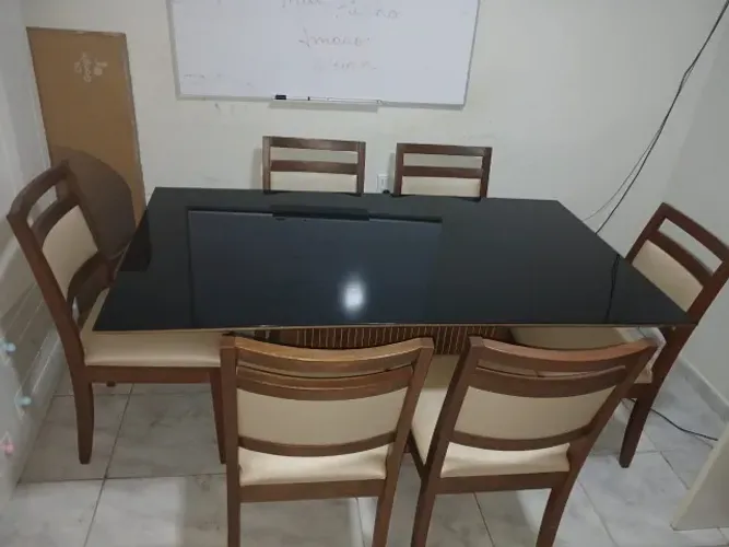 Mesa com Tampa de Vidro + 6 Cadeiras de Madeira