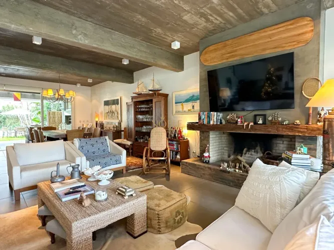 Casa de Alto Padrão com 4 Suítes, Piscina e 611m² de Terreno na Praia Grande T