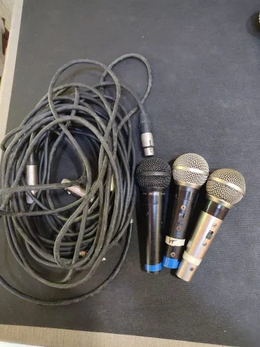Kit com 3 Microfones Dinâmicos com Fio + Cabo - Funcionando
