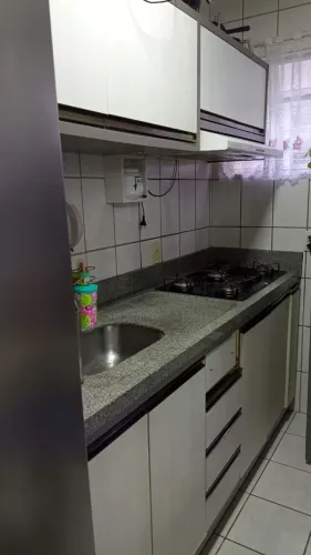 Vendo essas duas partes aéreo e balcão com a pedra cuba e fogão.