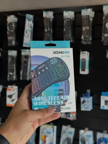 Mini teclado wiresless, com mouse, teclado e RGB.