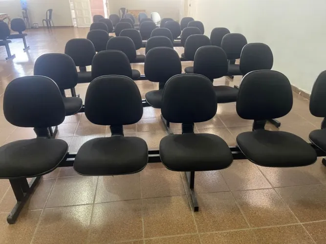 Jogo com 5 cadeiras Sinfonia - R$ 250