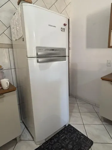 Geladeira Eletrolux usada com pequeno defeito