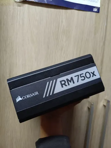 Fonte da corsair rm750x leia a descrição