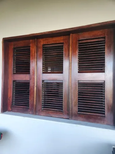 Vendo janela em madeira completa