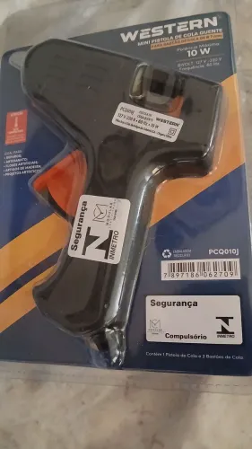 Pistola cola quente na embalagem