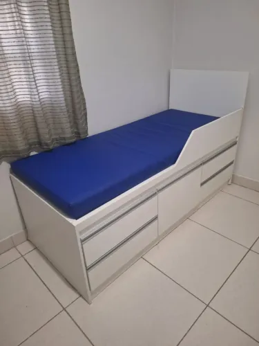 Cama solteiro de MDF com colchão, com gavetas grandes e Gavetão