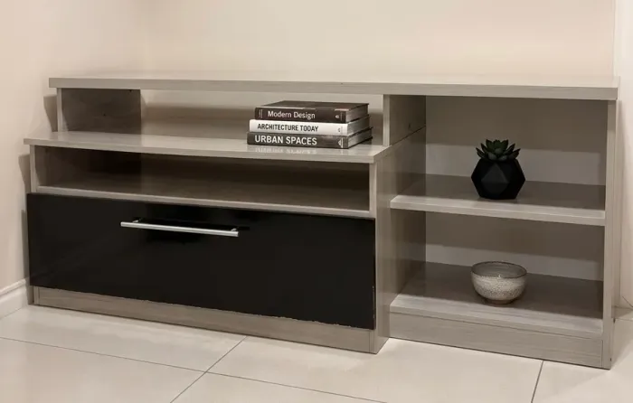 Rack para TV com Gavetão Preto e Prateleiras - Excelente Estado