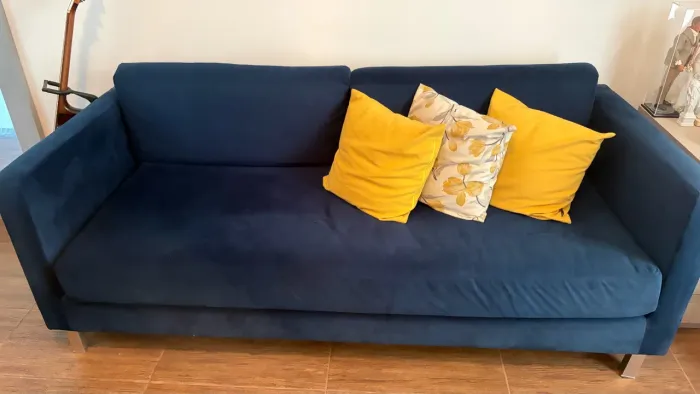 Vendo sofá azul camurça usado 3 lugares