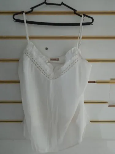 Blusa feminina branca detalhes em renda