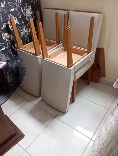 Vende-se 4 Cadeiras em perfeito estado de conservação